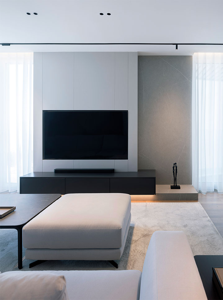 Minimalist living room - Minimal Track and Shot Light